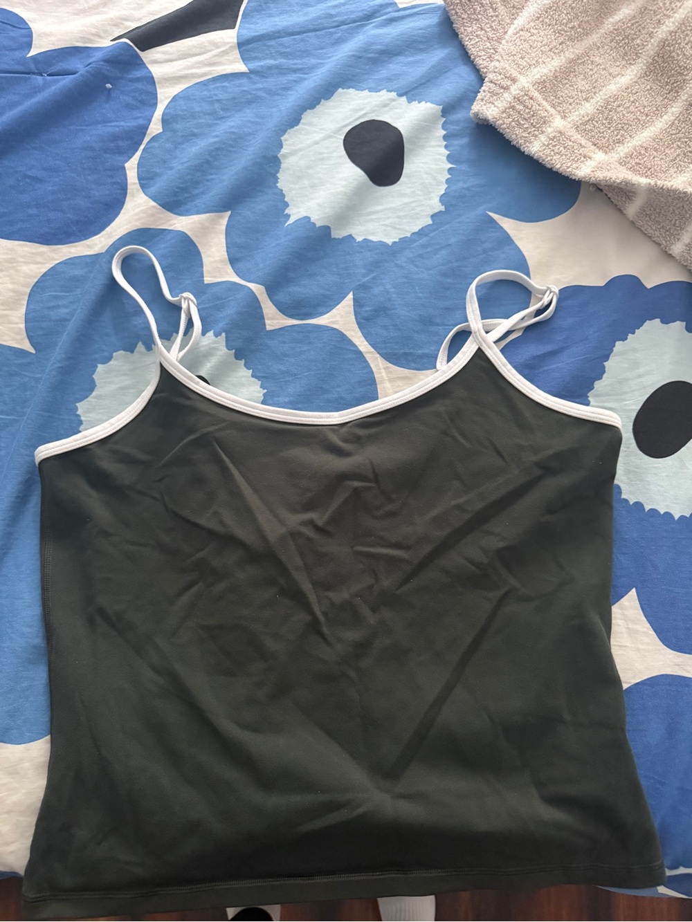 Aritzia Green and Whitw Spaghetti Strap Workout Tank with White Trim -